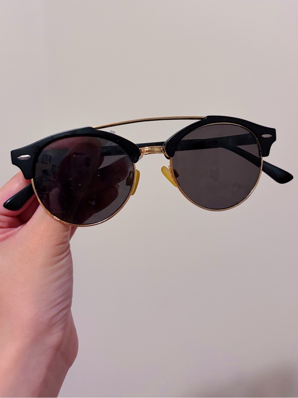 Round Sunglasses in Black and Gold